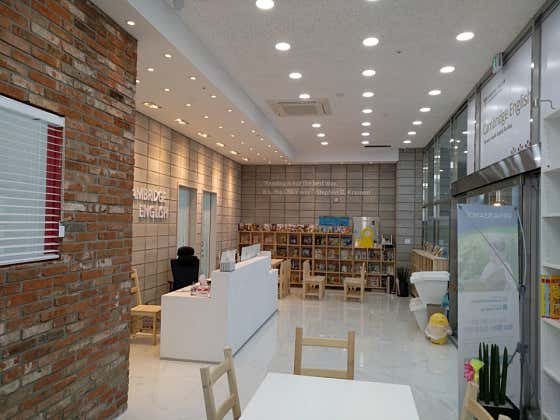 영어 원서가 가득 꽂힌 캠브리지어학원 도서관과 원서리딩 좌석