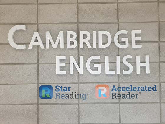 콘크리트 벽면의 CAMBRIDGE ENGLISH 입체 로고